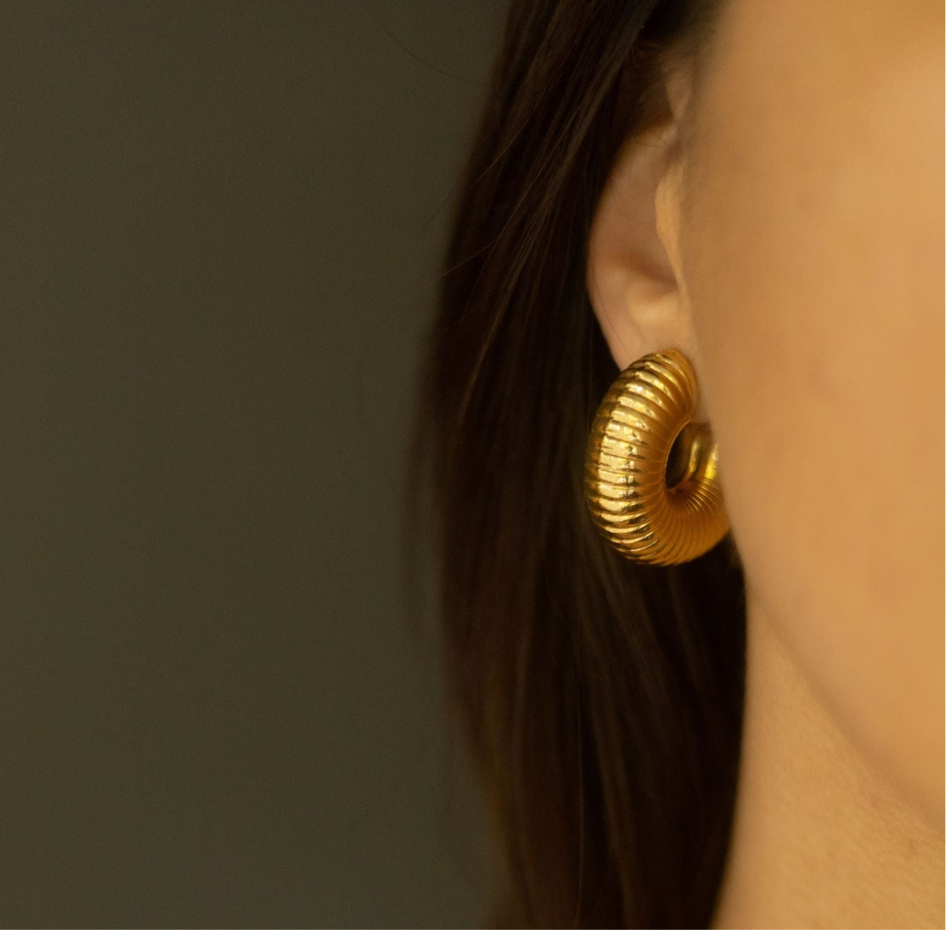 Cercei placați cu aur de 18k Glitterati Hug Me Hoops