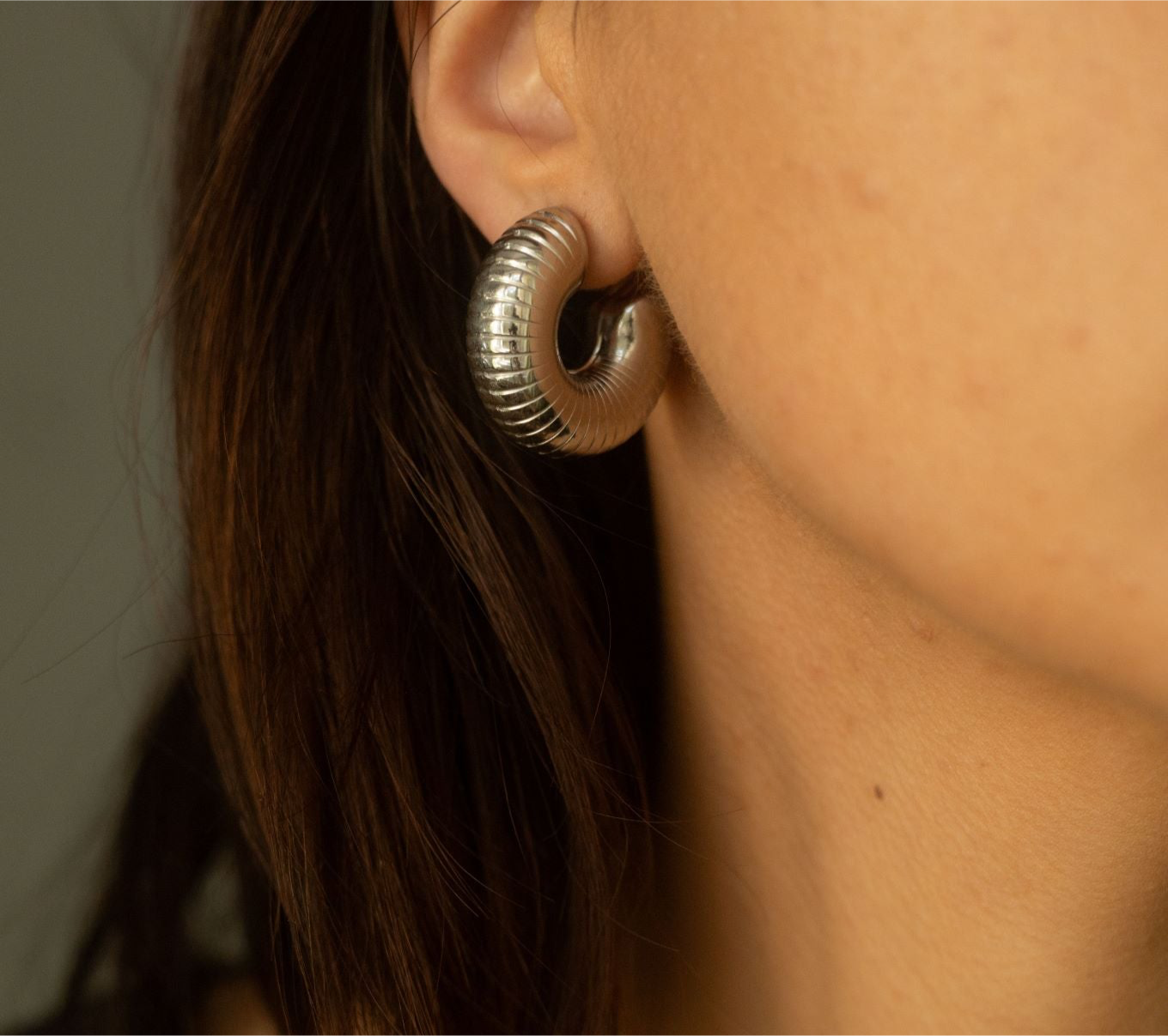 Cercei Glitterati Hug Me Hoops - silver