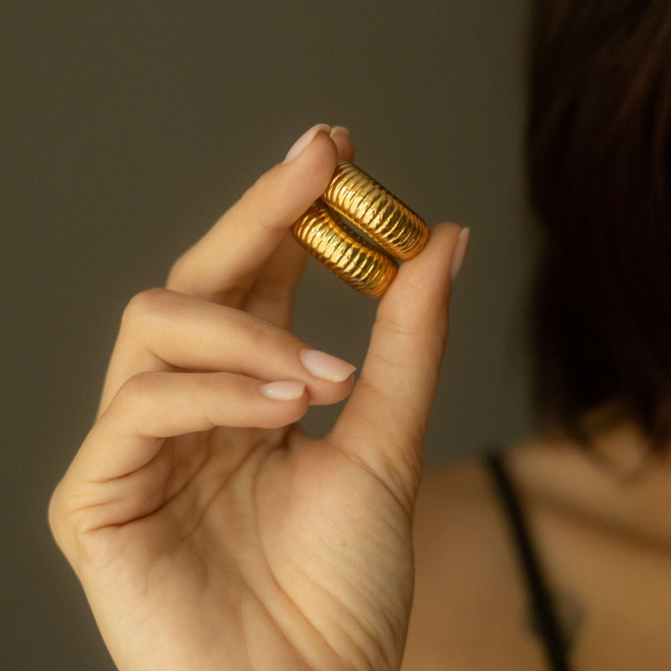 Cercei placați cu aur de 18k Glitterati Hug Me Hoops