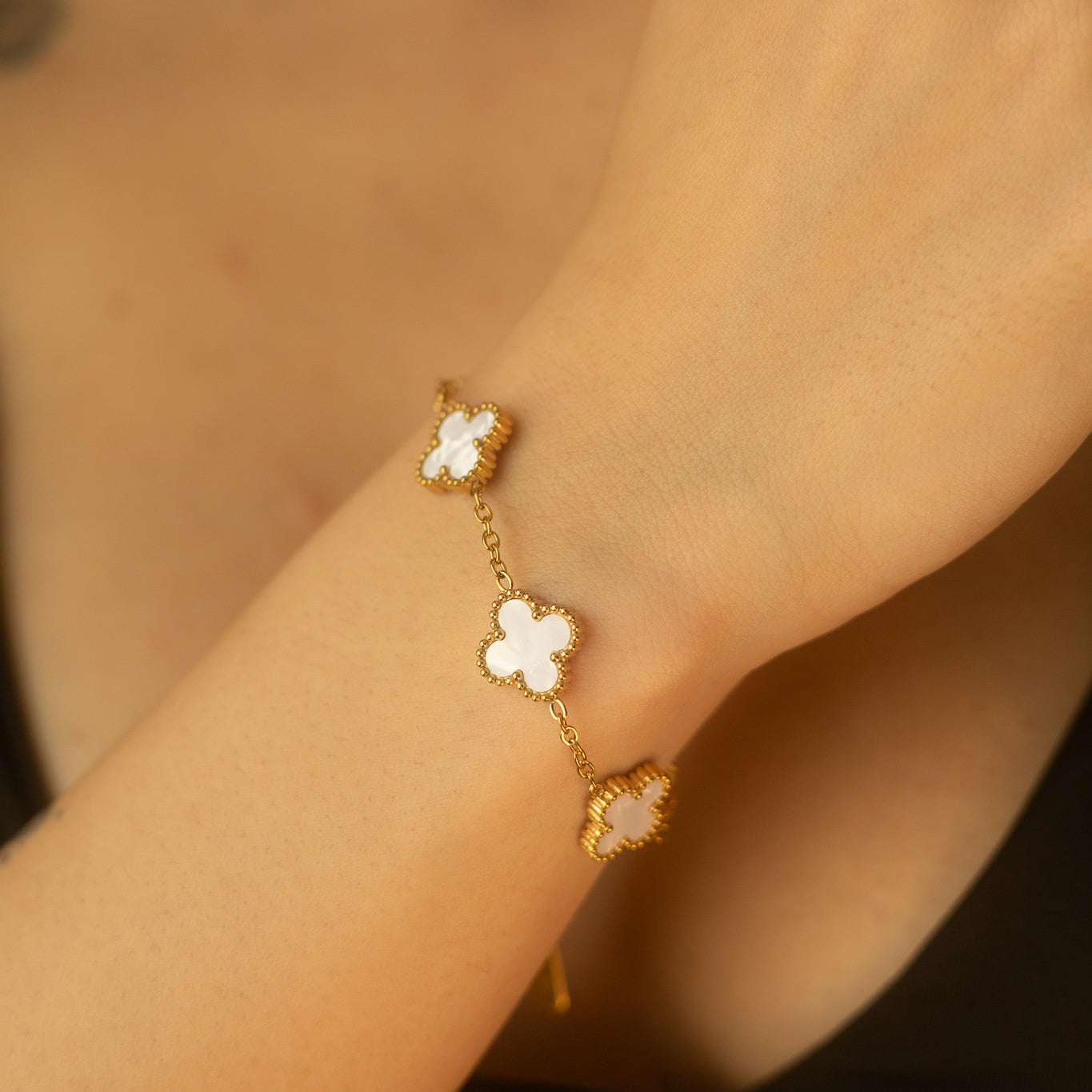 Bratara placata cu aur de 18k Glitterati Clover - white