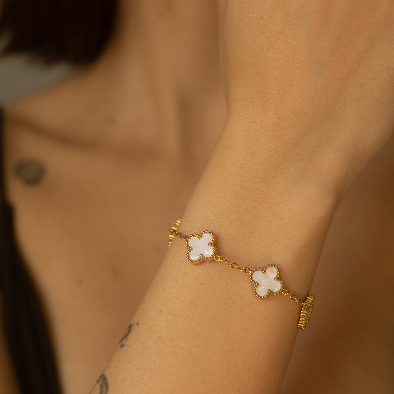 Bratara placata cu aur de 18k Glitterati Clover - white