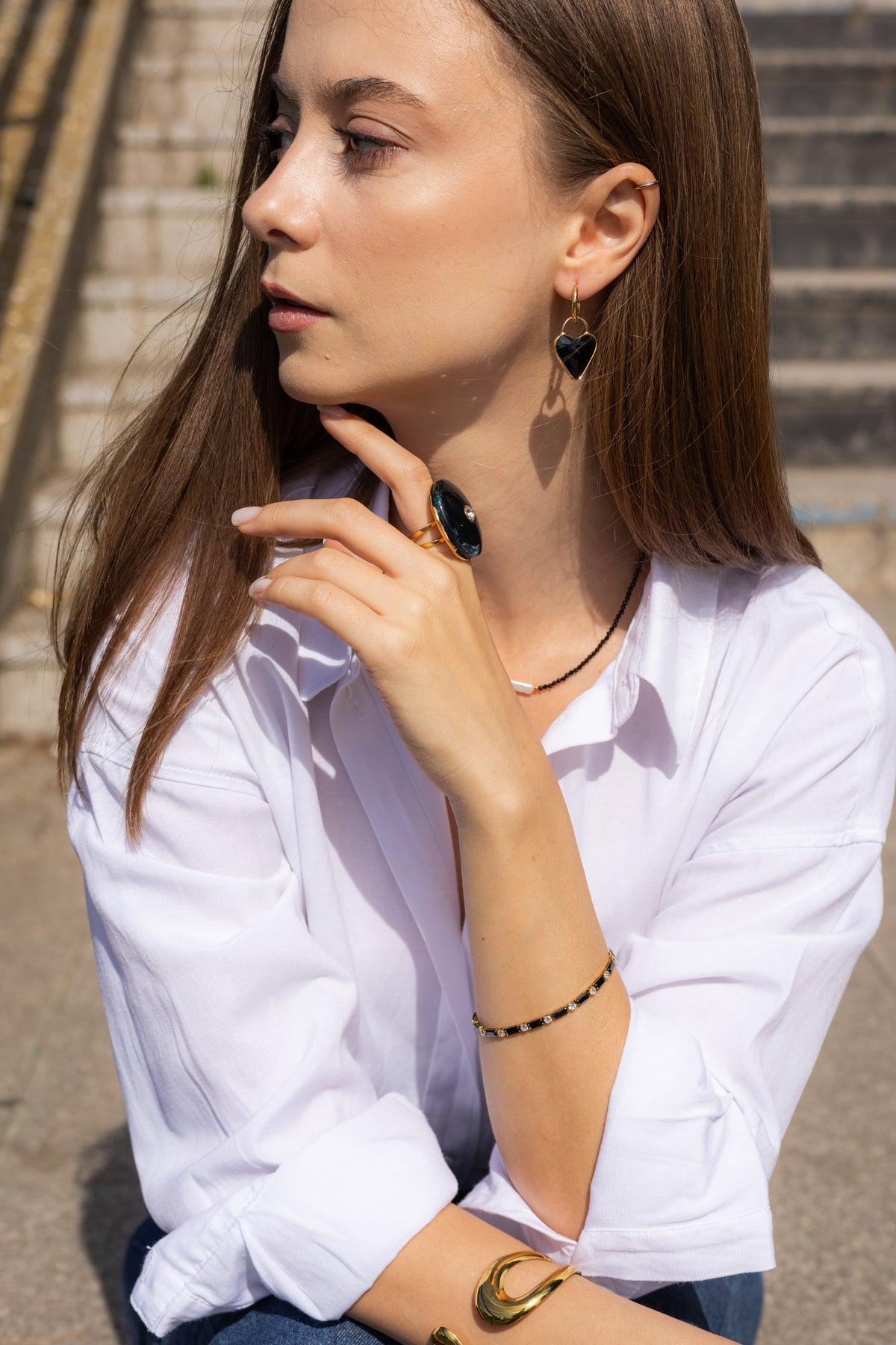 Cercei cu Inimă Neagră Fațetată – Design Elegant Auriu