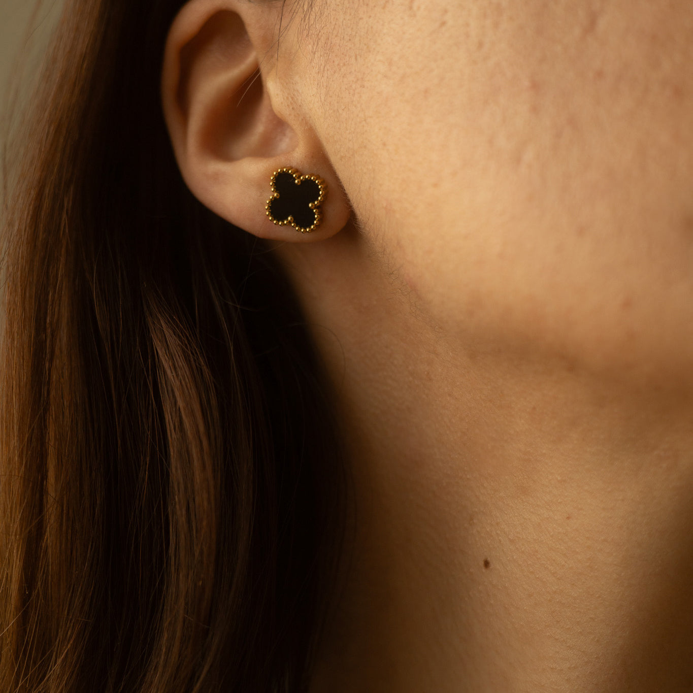 Cercei placați cu aur de 18k Glitterati Clover - black