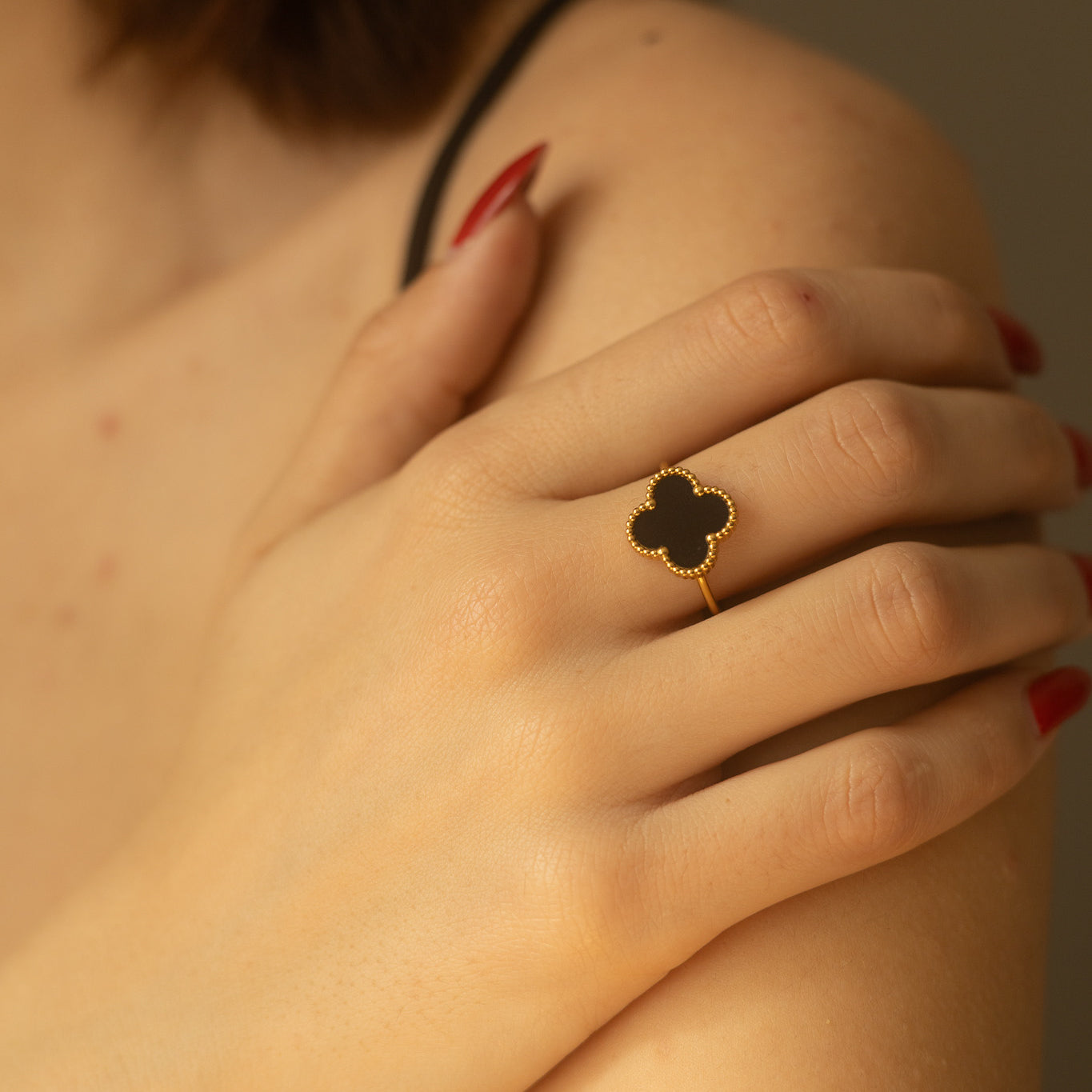 Inel placat cu aur de 18k Glitterati Clover - black
