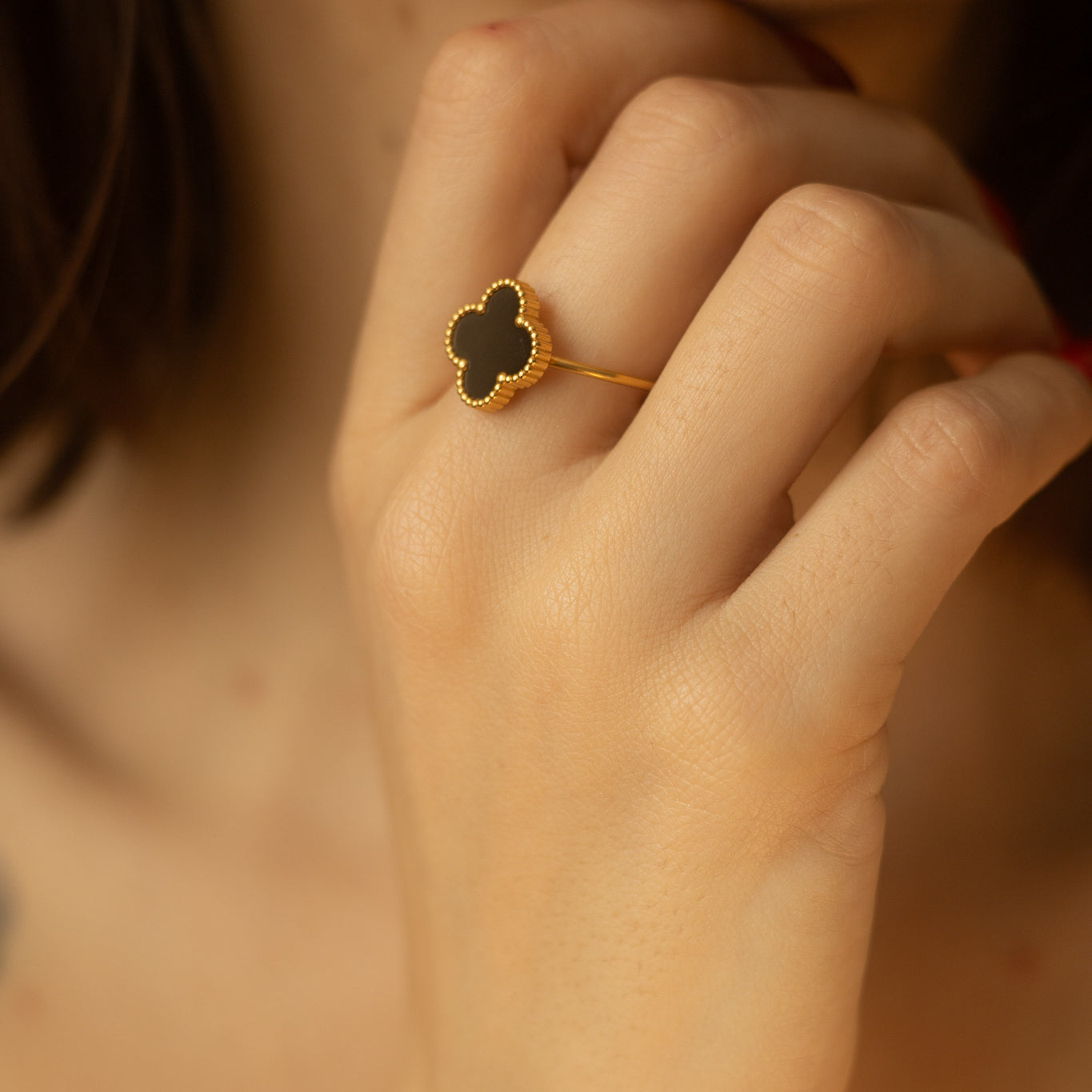 Inel placat cu aur de 18k Glitterati Clover - black