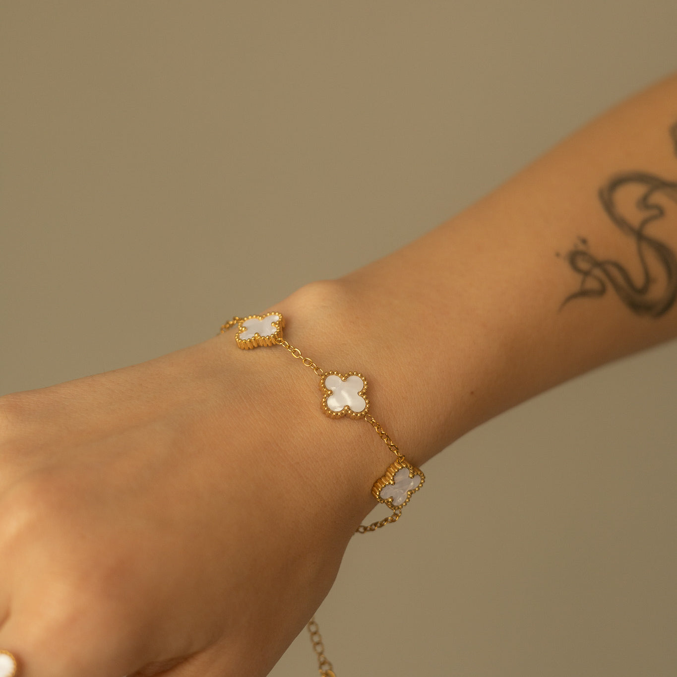 Bratara placata cu aur de 18k Glitterati Clover - white