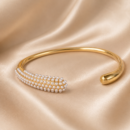 Brățară cuff aurie cu perle albe, bijuterie elegantă pentru femei