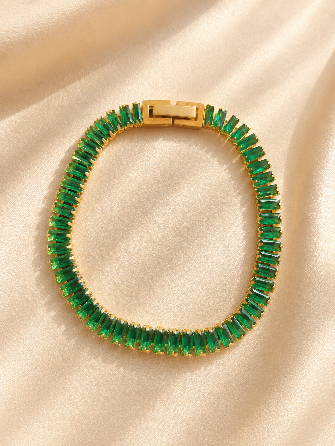 Brățară aurie tennis Glitterati Murmur Emerald  placată cu aur 18K, cu pietre cubic zirconia verzi din oțel chirurgical