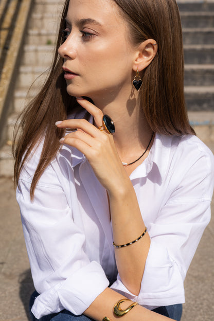 Cercei cu Inimă Neagră Fațetată – Design Elegant Auriu
